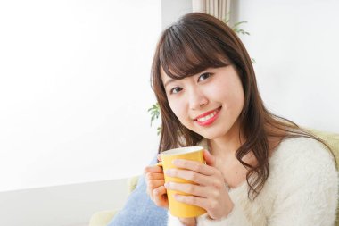 Kadın odada dinleniyor.