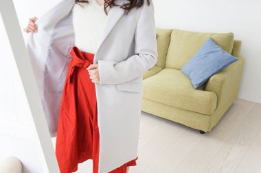 Genç bayan giyiniyor.