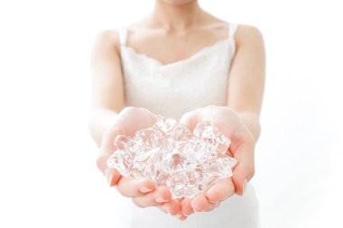 Ellerinde buz tutan kadın