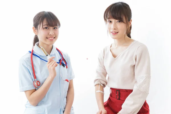 预防接种图像 年轻护士及其病人 — 图库照片