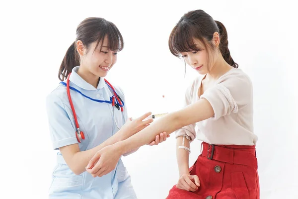 预防接种图像 年轻护士及其病人 — 图库照片