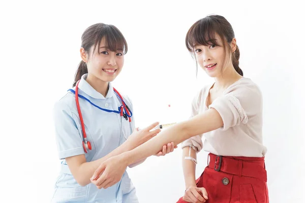予防接種のイメージ若い看護師と患者は — ストック写真