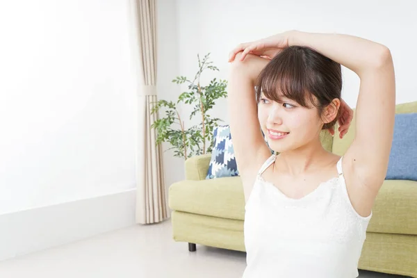 Mujer Haciendo Algunos Estiramientos Habitación — Foto de Stock