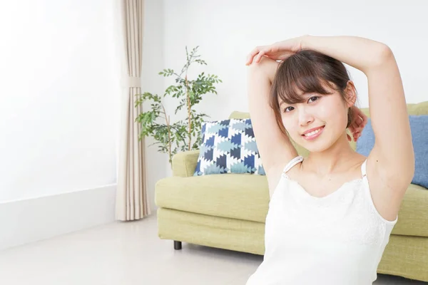 Femme Faisant Quelques Étirements Dans Chambre — Photo