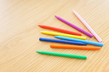 Renkli boya kalemleri yakın plan görünümü