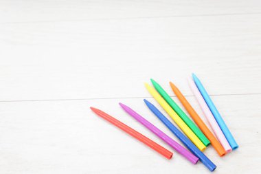 Renkli boya kalemleri yakın plan görünümü