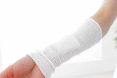 Doktor yaralanmayı yakından inceliyor.