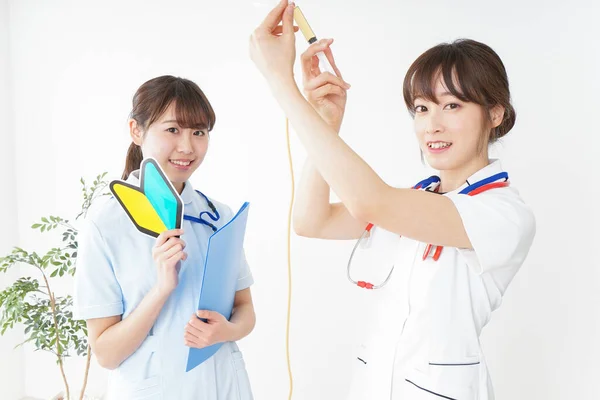 Twee Jonge Vrouwelijke Verpleegsters Afbeelding — Stockfoto