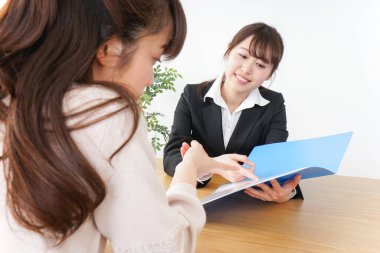 Ofisteki masada oturan satıcı ve müşteri