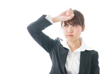 Kadın kendini kötü hissediyor.