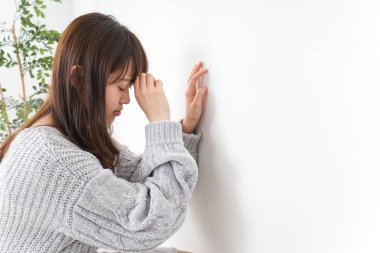 Kadın kendini kötü hissediyor.