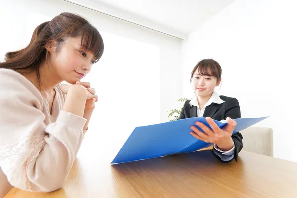 Saleswoman Customer Table Office — Stock Photo, Image