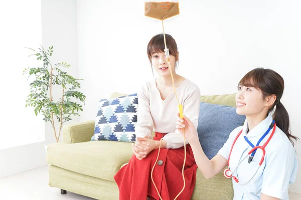 Mujer Insertando Una Línea Intravenosa — Foto de Stock