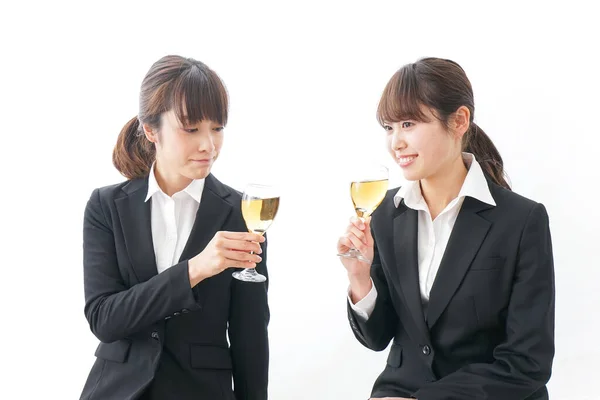 Jonge Vrouwen Die Alcohol Drinken — Stockfoto