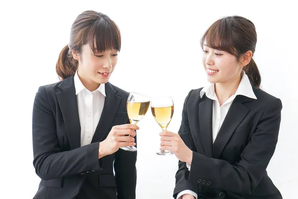 Giovani Donne Che Bevono Alcol Immagine — Foto Stock