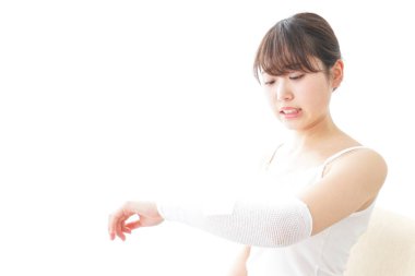 Stüdyoda yaralanan kadın.