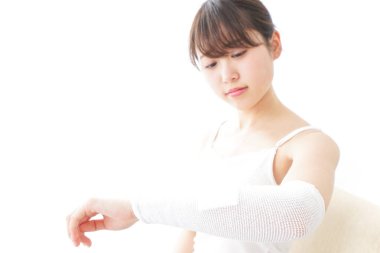 Stüdyoda yaralanan kadın.