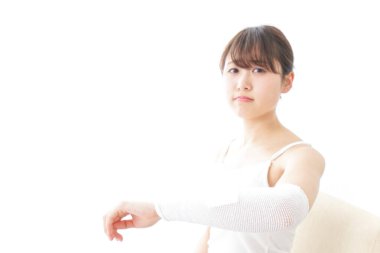 Stüdyoda yaralanan kadın.