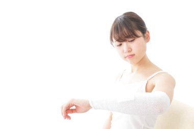 Stüdyoda yaralanan kadın.