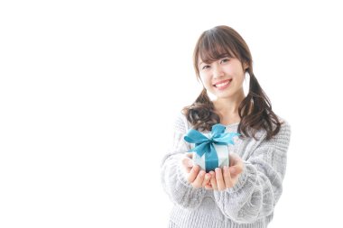 Kutusu olan bir kadın