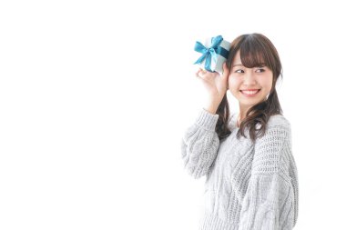 Kutusu olan bir kadın