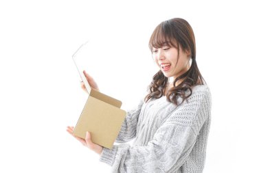 Kutusu olan bir kadın