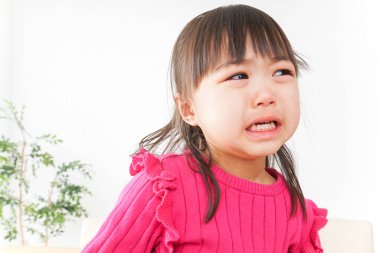 Ağlayan çocuk görüntüsü kapat