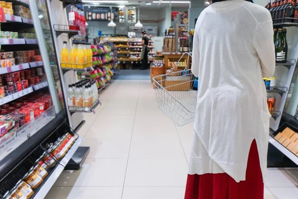 Donna Shopping Nel Supermercato — Foto Stock