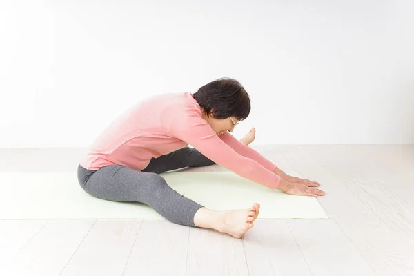 Portrait Senior Asian Woman Doing Yoga Exercise — Stock Photo, Image