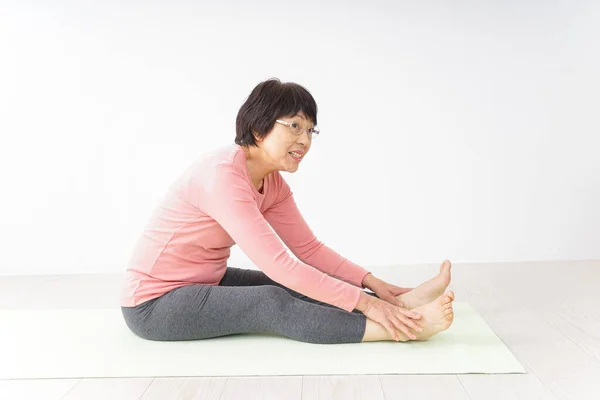 Retrato Una Mujer Asiática Mayor Haciendo Ejercicio Yoga — Foto de Stock