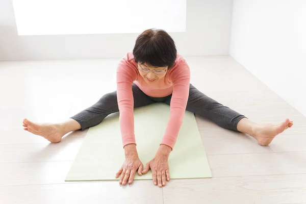 Ritratto Una Donna Asiatica Anziana Che Esercizio Yoga — Foto Stock