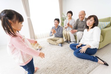 Mutlu aile birlikte eğleniyor. 