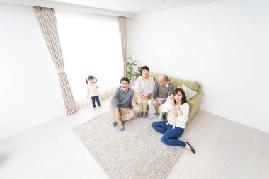 Mutlu aile birlikte eğleniyor. 