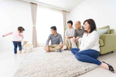 Mutlu aile birlikte eğleniyor. 