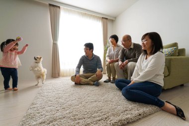 Mutlu aile birlikte eğleniyor. 