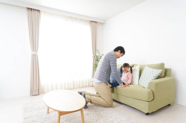 Baba ve kızı birlikte eğleniyorlar.