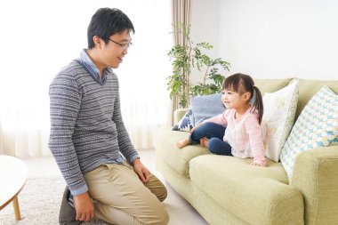 Baba ve kızı birlikte eğleniyorlar.