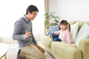 Baba ve kızı birlikte eğleniyorlar.