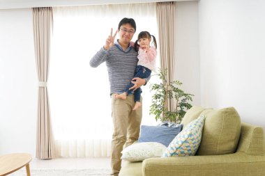 Baba ve kızı birlikte eğleniyorlar.