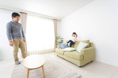 Baba ve kızı birlikte eğleniyorlar.