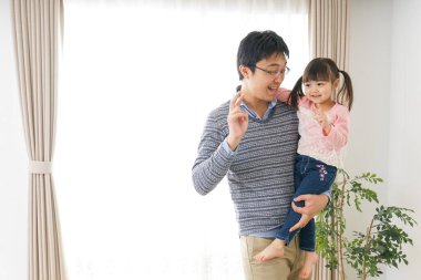 Baba ve kızı birlikte eğleniyorlar.