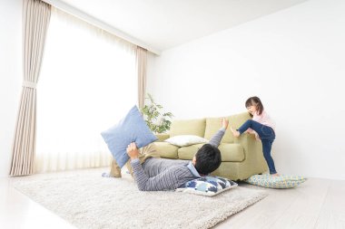 Baba ve kızı birlikte eğleniyorlar.