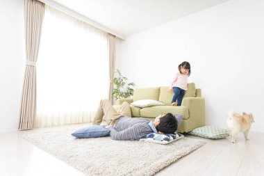 Baba ve kızı birlikte eğleniyorlar.