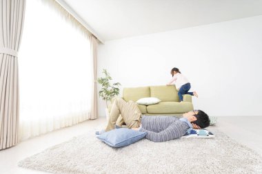 Baba ve kızı birlikte eğleniyorlar.