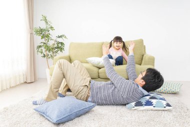 Baba ve kızı birlikte eğleniyorlar.