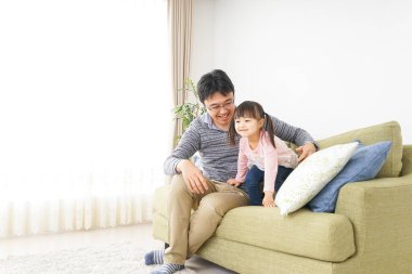 Baba ve kızı birlikte eğleniyorlar.