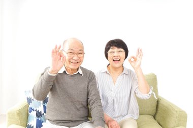 Yaşlı çift iyi işaret veriyor.