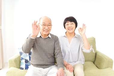 Yaşlı çift iyi işaret veriyor.