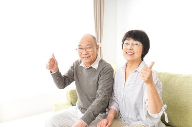 Yaşlı çift iyi işaret veriyor.