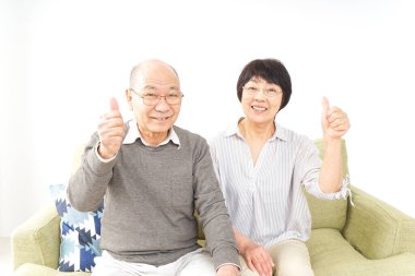 Yaşlı çift iyi işaret veriyor.